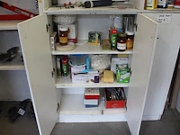 Diverse producten waaronder schoonmaakartikelen, koffiefilters, disposables, verbandmiddelen, enz. in kast. - afbeelding 2 van  2