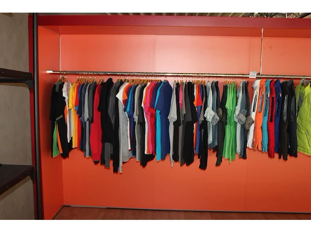 Diverse promotiekleding pzb ruim 100 stuks w.o. t-shirts, polo's, truien, jacks en bodywarmers - afbeelding 2 van  4