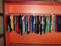 Diverse promotiekleding pzb ruim 100 stuks w.o. t-shirts, polo's, truien, jacks en bodywarmers - afbeelding 2 van  4