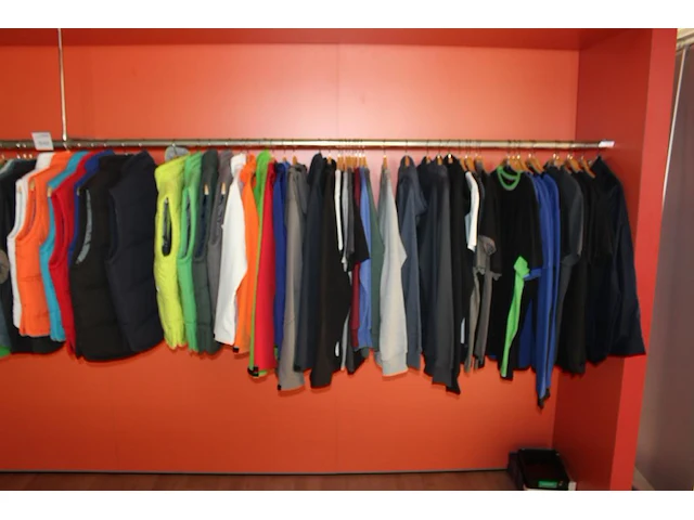 Diverse promotiekleding pzb ruim 100 stuks w.o. t-shirts, polo's, truien, jacks en bodywarmers - afbeelding 3 van  4
