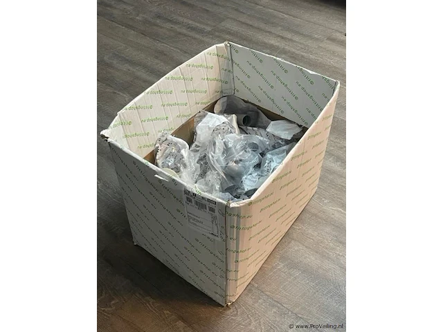 Diverse pvc artikelen in doos - afbeelding 1 van  5