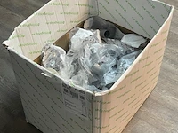 Diverse pvc artikelen in doos - afbeelding 1 van  5