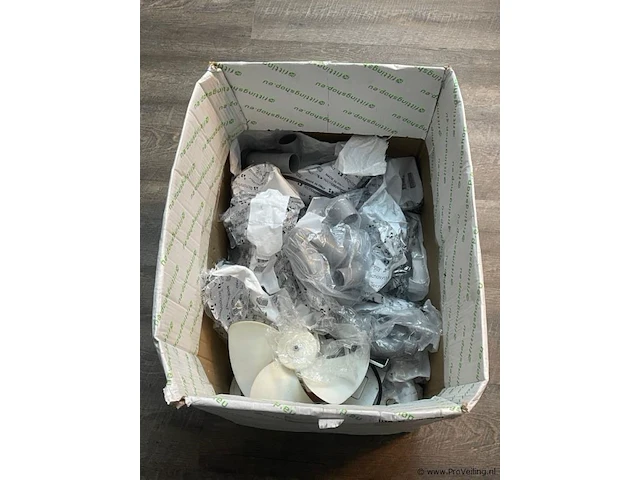 Diverse pvc artikelen in doos - afbeelding 2 van  5