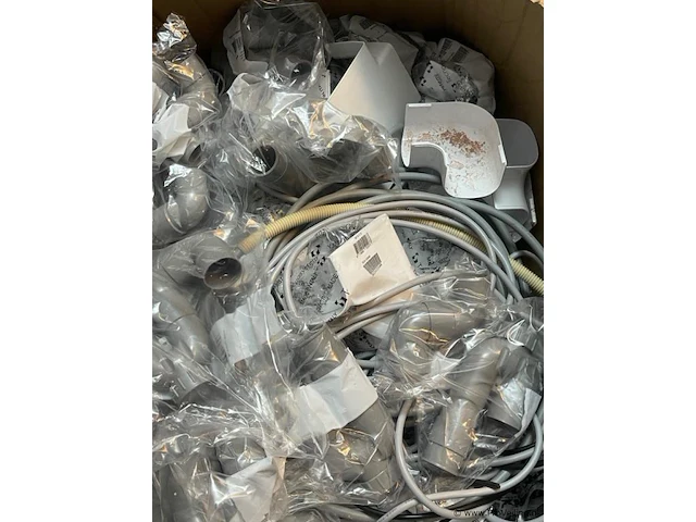 Diverse pvc artikelen in doos - afbeelding 5 van  8