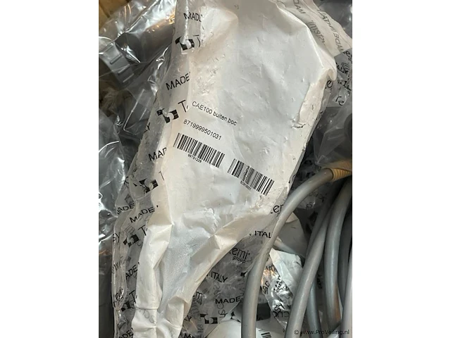 Diverse pvc artikelen in doos - afbeelding 6 van  8
