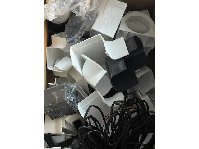 Diverse pvc artikelen in doos - afbeelding 4 van  4
