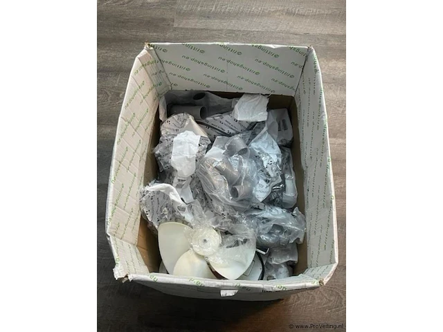 Diverse pvc artikelen in doos - afbeelding 2 van  5