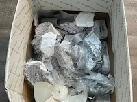 Diverse pvc artikelen in doos - afbeelding 2 van  5