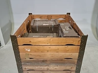 Diverse reduceerventielen en drukmeters in, in 10 houten transportkist - afbeelding 1 van  6