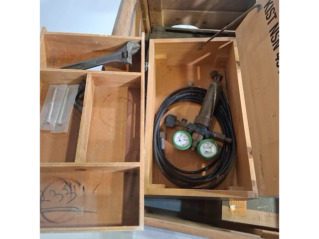 Diverse reduceerventielen en drukmeters in, in 10 houten transportkist - afbeelding 4 van  6