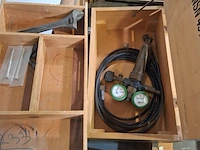 Diverse reduceerventielen en drukmeters in, in 10 houten transportkist - afbeelding 4 van  6