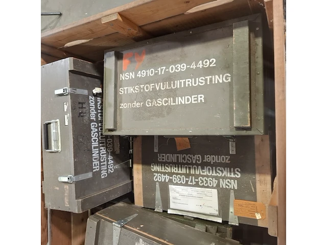Diverse reduceerventielen en drukmeters in, in 10 houten transportkist - afbeelding 5 van  6