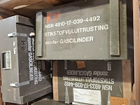 Diverse reduceerventielen en drukmeters in, in 10 houten transportkist - afbeelding 5 van  6