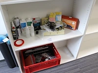 Diverse reinigingsmiddelen, kantoormaterialen en verbandtrommel op twee schappen - afbeelding 2 van  2