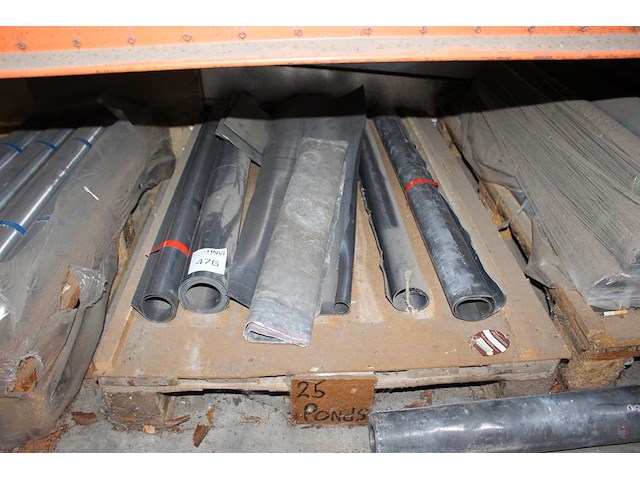 Diverse restant rollen lood op pallet. - afbeelding 1 van  1