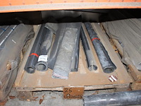 Diverse restant rollen lood op pallet. - afbeelding 1 van  1