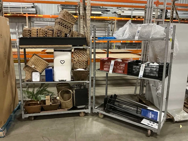 Diverse rivièra maison woonaccessoires in 2 deense karren - afbeelding 1 van  7