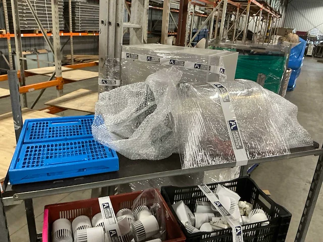 Diverse rivièra maison woonaccessoires in 2 deense karren - afbeelding 5 van  7