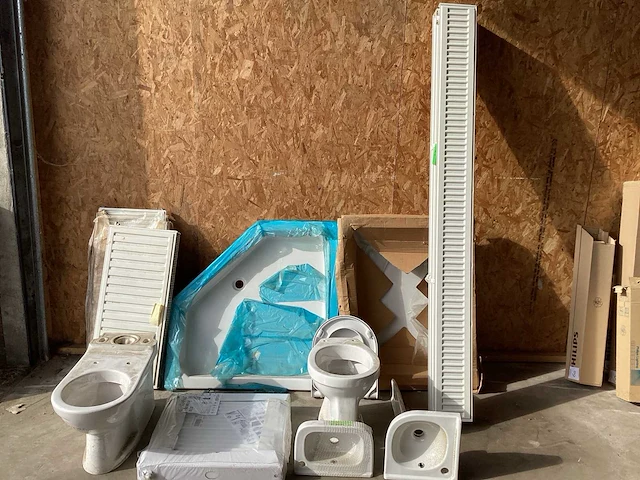 Diverse sanitair meubels en radiatoren - afbeelding 1 van  5