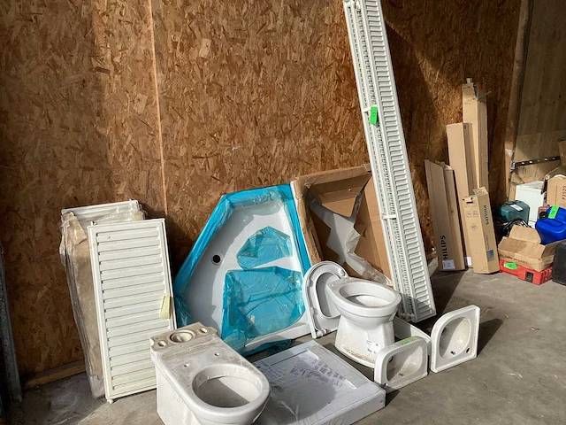 Diverse sanitair meubels en radiatoren - afbeelding 2 van  5