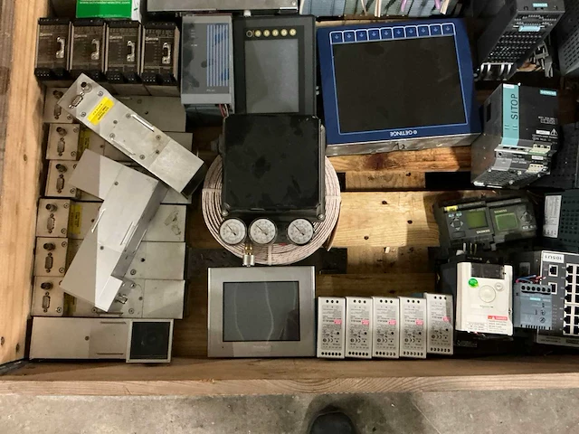 Diverse schakel en installatiemateriaal - afbeelding 3 van  5