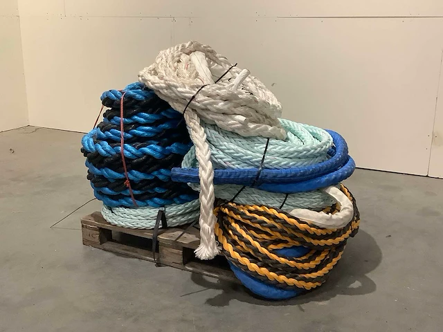 Diverse scheepstouw maritieme toebehoren - afbeelding 1 van  6