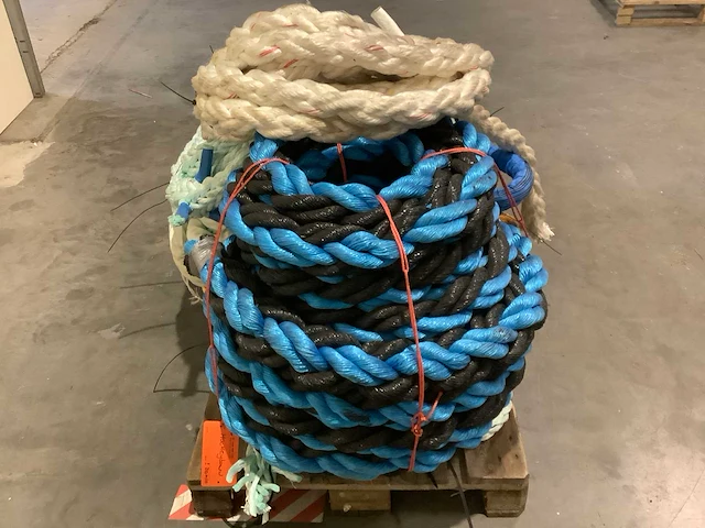 Diverse scheepstouw maritieme toebehoren - afbeelding 3 van  6