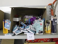 Diverse schoolartikelen waaronder passer, pennen en nietmachines in doos. ca. - afbeelding 1 van  4