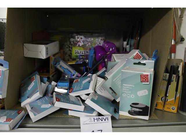 Diverse schoolartikelen waaronder passer, pennen en nietmachines in doos. ca. - afbeelding 2 van  4