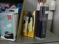 Diverse schoolartikelen waaronder passer, pennen en nietmachines in doos. ca. - afbeelding 4 van  4