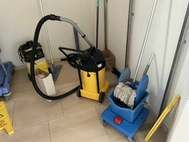 Diverse schoonmaak attributen - afbeelding 2 van  4