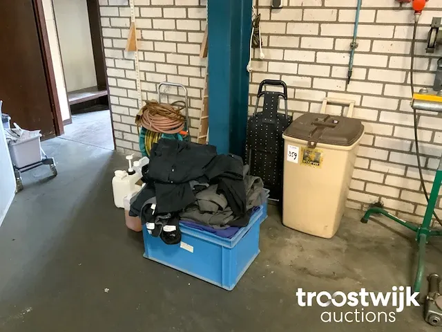 Diverse schoonmaak toebehoren + middelen - afbeelding 1 van  7