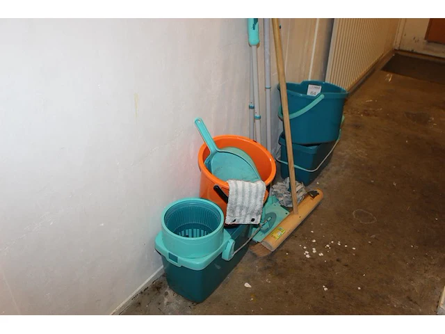 Diverse schoonmaakgereedschappen waaronder mopemmers, trekker, bezem, dweilen, veger en blik enz. - afbeelding 1 van  2