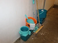 Diverse schoonmaakgereedschappen waaronder mopemmers, trekker, bezem, dweilen, veger en blik enz. - afbeelding 1 van  2