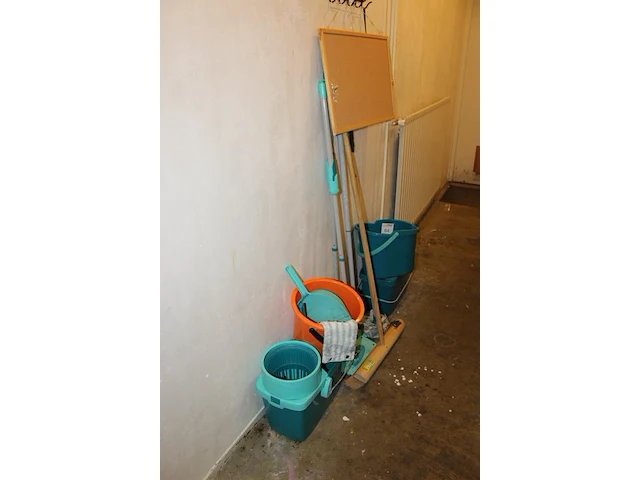 Diverse schoonmaakgereedschappen waaronder mopemmers, trekker, bezem, dweilen, veger en blik enz. - afbeelding 2 van  2