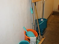 Diverse schoonmaakgereedschappen waaronder mopemmers, trekker, bezem, dweilen, veger en blik enz. - afbeelding 2 van  2