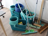Diverse schoonmaakgereedschappen waaronder mopwagens, trekker, bezems, dweilen, emmers enz. - afbeelding 1 van  2