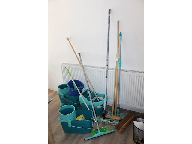 Diverse schoonmaakgereedschappen waaronder mopwagens, trekker, bezems, dweilen, emmers enz. - afbeelding 2 van  2