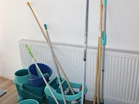 Diverse schoonmaakgereedschappen waaronder mopwagens, trekker, bezems, dweilen, emmers enz. - afbeelding 2 van  2
