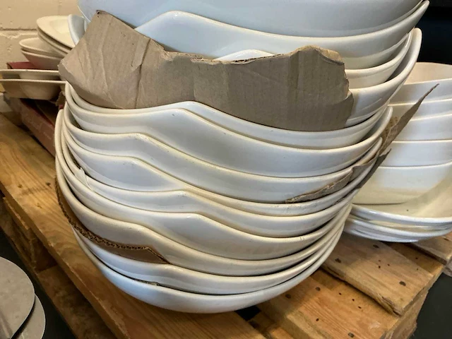 Diverse servies aardewerk en hout - afbeelding 13 van  14