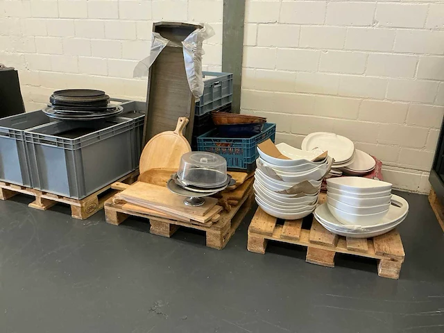 Diverse servies aardewerk en hout - afbeelding 1 van  14