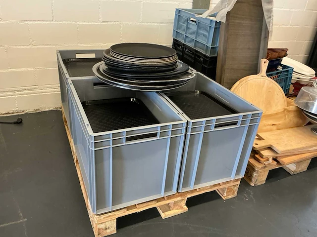 Diverse servies aardewerk en hout - afbeelding 2 van  14