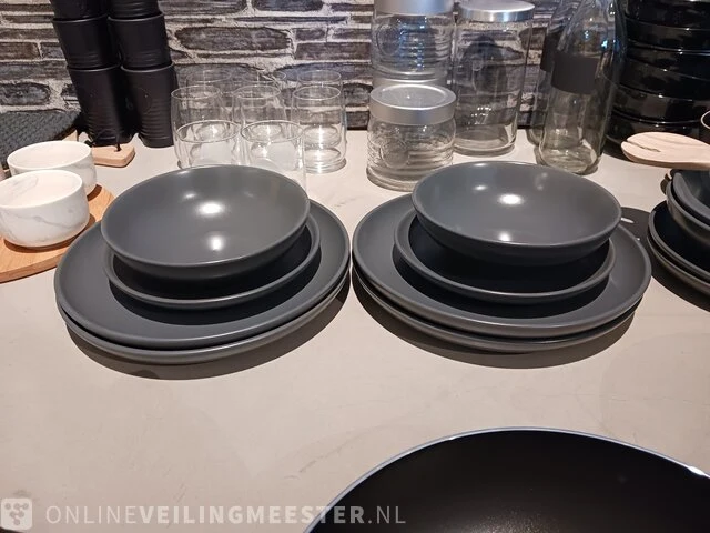 Diverse servies en decoratie - afbeelding 2 van  17