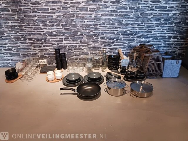 Diverse servies en decoratie - afbeelding 1 van  17