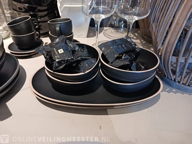 Diverse servies en decoratie - afbeelding 15 van  17