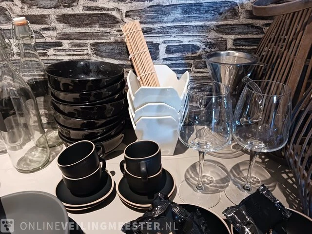 Diverse servies en decoratie - afbeelding 16 van  17