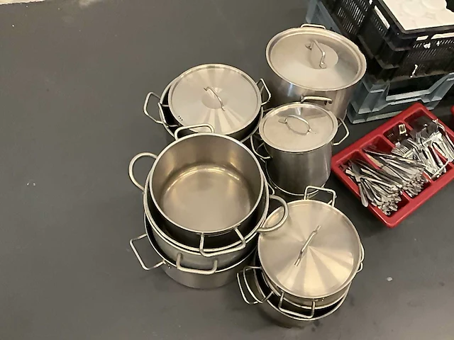 Diverse servies, pannen en bestek - afbeelding 7 van  14