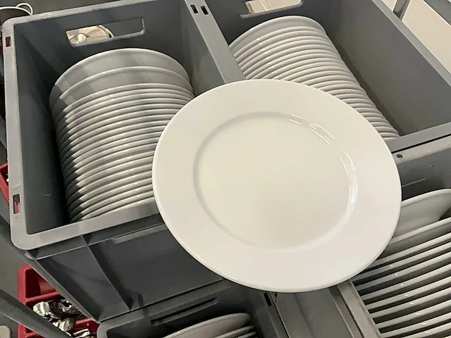 Diverse servies, pannen en bestek - afbeelding 11 van  14