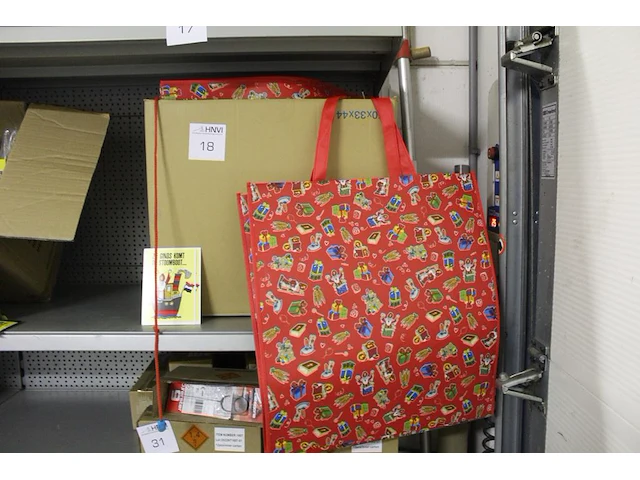 Diverse sinterklaas artikelen waaronder tassen en kaarten in doos - afbeelding 1 van  2