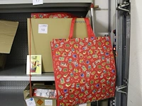 Diverse sinterklaas artikelen waaronder tassen en kaarten in doos - afbeelding 1 van  2